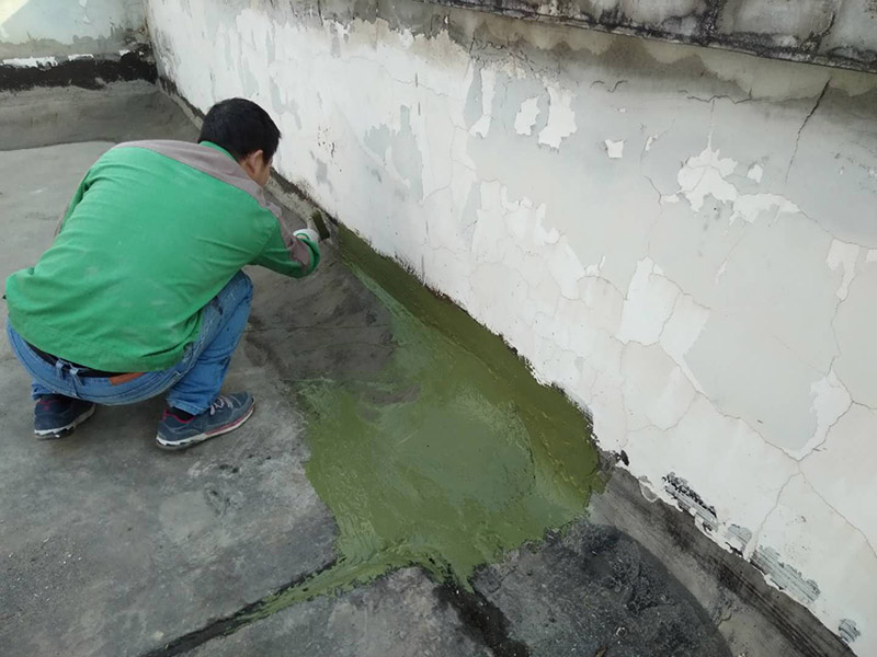 樓頂陽臺刷防水：開放式的陽臺在暴雨來臨時容易進水，為了防止雨水進入室內(nèi)，因此我們在陽臺裝修時，需要有一定坡度，保證水能順利流向排水孔，不會進入房間。在暴雨天氣下，如果雨量大于地漏的排水能力時，就會在陽臺地面出現(xiàn)大量積水，容易導致積水進入室內(nèi)，因此我們在選購陽臺地漏的時，最好選擇排水量大且順暢的地漏。通常陽臺的防水層都在外層，需要受到陽光暴曬、雨水侵蝕、嚴寒酷暑等自然天氣的考驗，如果沒有出色的性能和良好的保護措施，他的使用年限會大大縮短。因此，我們在選購防水材料時，需要選擇強度高、耐老化的防水涂料。