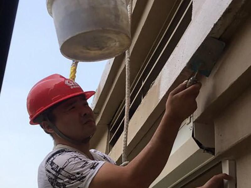 高空外墻防水：外墻面洞和較大裂縫防水密封前用噴水槍等工具將待治理的外墻面、伸縮縫、窗框等部位清理干凈，使施工的外墻面及縫、孔、洞部位達(dá)到無油、無塵土、無水泥松散顆粒等雜物。待其干燥后，將孔、洞、縫用防水密封材料嵌填密實(shí)，并達(dá)到與原顏色一致，再用快速堵漏靈和透明防水膠膜進(jìn)行精心施工。 整體條形瓷磚外墻面防水，采用高效環(huán)保型憎水進(jìn)行精心施工。該材料具有防水性能優(yōu)異、透氣性能良好、施工方便、使用安全、質(zhì)量可靠、耐久性好等特點(diǎn)。