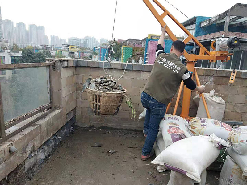 屋頂機(jī)器運(yùn)建渣：建筑垃圾破碎過程通常包括建筑垃圾篩選操作，并且破碎部分的總和構(gòu)成破碎的變臉流程。在粉碎過程中，通常使用兩個或三個破碎階段。兩級破碎過程分為兩部分：開放式和封閉式。建筑垃圾處理設(shè)備產(chǎn)品的破碎粒度應(yīng)符合用戶要求，同時滿足要求，確保機(jī)器內(nèi)部的正常運(yùn)行不受影響。在建筑垃圾處理生產(chǎn)過程中，根據(jù)垃圾處理的類型和破碎粒度，破碎階段是更重要的階段。在毀壞建筑垃圾處理設(shè)備的過程中，一般來說，建筑垃圾破碎機(jī)的破碎是由初級破碎引起的。在破碎過程的兩個階段中，大量的垃圾處理使用閉路過程來工作。