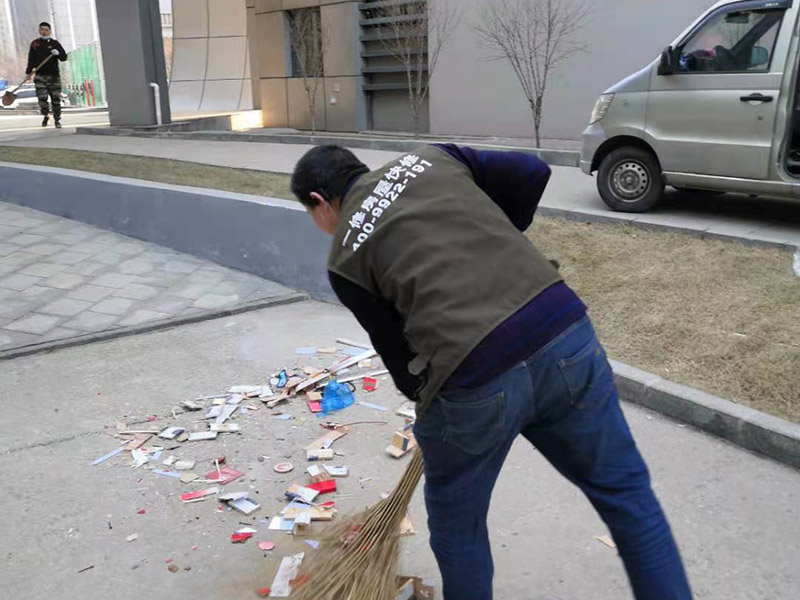 室外裝飾拆除維修：如果是有電梯的房子裝修拆除的話，要做好電梯間的保護工作，避免影響一整棟樓的環(huán)境。弄一些夾板或者真珠板材來保護電梯間，從電梯間到房門的走廊倪也鋪設(shè)一些瓦楞紙或者真珠板，避免使用推車的時候損壞地面。 如果對于屋子里的地板不需要進行裝修拆除的話，就需要考慮到保護的問題了。要在地板上鋪一層夾板加上一層真珠板，以免重物敲擊或者是顏色滲透。如果原本房內(nèi)的家具不好搬出去則需要考慮用一層氣泡紙包裹起來，然后加一層棉被才能比較穩(wěn)妥的保護好，倪是都不好要留在現(xiàn)場，至于燈具、空調(diào)和熱水器等倪還是拆掉，完工之后再裝回來。