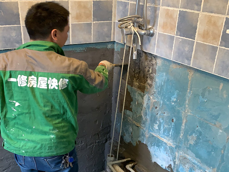 衛(wèi)生間墻地面防水：1.利用水泥砂漿水泥砂漿或豆石混凝土鋪平坡度。訣竅是：地漏附近坡度大，門口附近坡度小。 2.利用管根密封膏封嚴(yán)管線，管線要穿透樓板根部。刷防水涂料時可以貼1-2層玻璃絲布加強(qiáng)防水性。 3.墻壁表面打磨成干凈平光沒有顆?；覊m，墻壁與地面的交接區(qū)域注意原角和坡角的設(shè)置。 4.聚氨酯防水涂膜由管根和墻角處開始進(jìn)行涂抹，在常溫下經(jīng)過4小時放干后，再大面積涂抹和刮刷。注意涂料總厚度大于1. 5毫米，不能有漏刮和鼓泡的不良現(xiàn)象。24小時后立面涂刷下一層，之后再以垂直的方向進(jìn)行二次涂刷。最后涂膜半固化，拋甩粗砂粒方便與水泥砂漿融合。 5.防水層的設(shè)置與具體區(qū)域有關(guān)。防水地面的防水層應(yīng)高出地面200寬，地面防水層應(yīng)超出衛(wèi)生間門口以外300寬。而又淋浴的衛(wèi)生間墻面防水層則應(yīng)設(shè)置為高出地面1800寬。 6.展開閉水實(shí)驗(yàn)的時候，先完成防水工作再利用包立管方法。之后再局部進(jìn)行防水。閉水試驗(yàn)也可為了避免破壞地面防水層而免做。