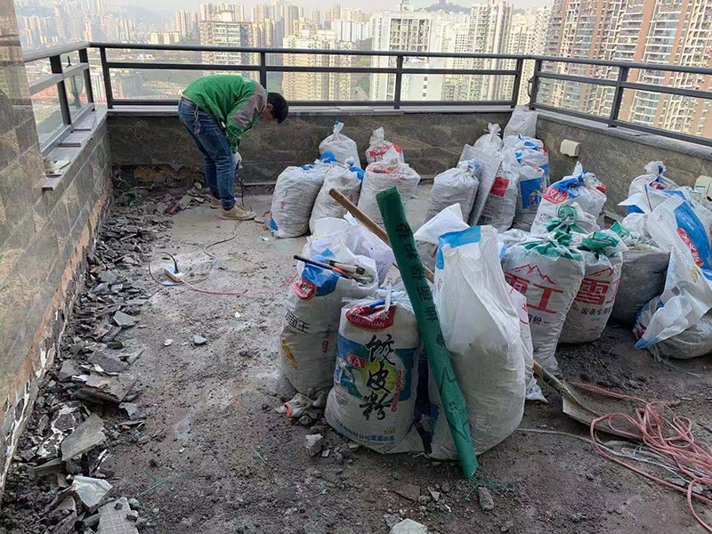 頂面瓷磚拆除建渣裝袋：漏水有可能是地面的防水有斷裂，可以把地面的磚縫用防水涂料重新涂一下。如果已經(jīng)影響到樓下了，這樣處理的效果可能不會(huì)太好，因?yàn)閿嗔训牟皇谴纱u而是防水層，而水在瓷磚下面是流動(dòng)的，所以光堵一兩個(gè)磚縫肯定還會(huì)漏水。 最好的方法是將原來(lái)的瓷磚和防水層都拆除掉，重新做防水層，重新鋪磚?？梢詫⒌孛婧蛪γ娴姆浪坎鸪w翻新；也可以把地面的拆除，墻面只拆除從地面往上的兩片磚，在墻面兩片磚以下的部分做防水。