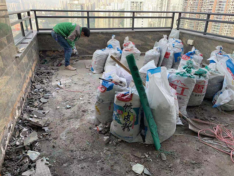 頂面瓷磚拆除建渣裝袋：漏水有可能是地面的防水有斷裂，可以把地面的磚縫用防水涂料重新涂一下。如果已經(jīng)影響到樓下了，這樣處理的效果可能不會(huì)太好，因?yàn)閿嗔训牟皇谴纱u而是防水層，而水在瓷磚下面是流動(dòng)的，所以光堵一兩個(gè)磚縫肯定還會(huì)漏水。 最好的方法是將原來(lái)的瓷磚和防水層都拆除掉，重新做防水層，重新鋪磚?？梢詫⒌孛婧蛪γ娴姆浪坎鸪?，整體翻新；也可以把地面的拆除，墻面只拆除從地面往上的兩片磚，在墻面兩片磚以下的部分做防水。