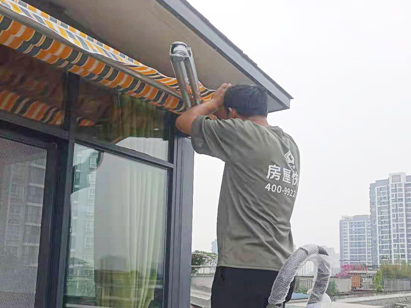 露臺雨棚安裝：在門楣上定位劃水平線，把塑料支架的固定孔距畫下來沖擊鉆打孔，要比膨脹螺絲深一些。   最好兩個人配合安裝，一個人托舉著，一個人安放膨脹螺絲，有4個，扳手?jǐn)Q緊。   接下來的就比較好安裝了.將組合好的雨棚耐力板插入剛才安裝好的雨棚中【支架的卡槽中】，螺絲固定。   全部安裝到位后，要到遠(yuǎn)處看看，雨棚外沿是不是處在一條直線上，如有高有低，放寬膨脹螺絲，調(diào)整一下支架，如果是墻面不平引起的，可用木片或塑料片墊一下。記得膨脹螺絲還要擰緊，不然雨棚會飛跑的。