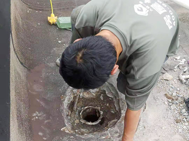 屋頂排水管疏通防水：屋頂排水不做好，不止是樓頂住戶遭殃哦，如果上面沒(méi)問(wèn)題，就是整體防水層出問(wèn)題了，結(jié)構(gòu)板阻水，水從薄弱的地方留出很正常，如果這里在下面堵了，會(huì)從別的地方出來(lái)。首先就先要將周邊清理干凈然后再電鉆疏通維修。