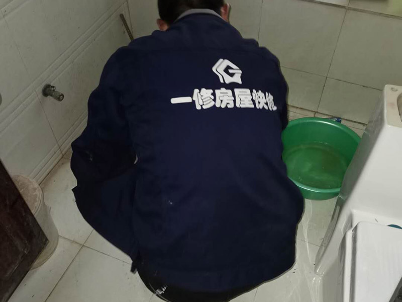 衛(wèi)生間滲水比較輕微，衛(wèi)生間不砸瓷磚做